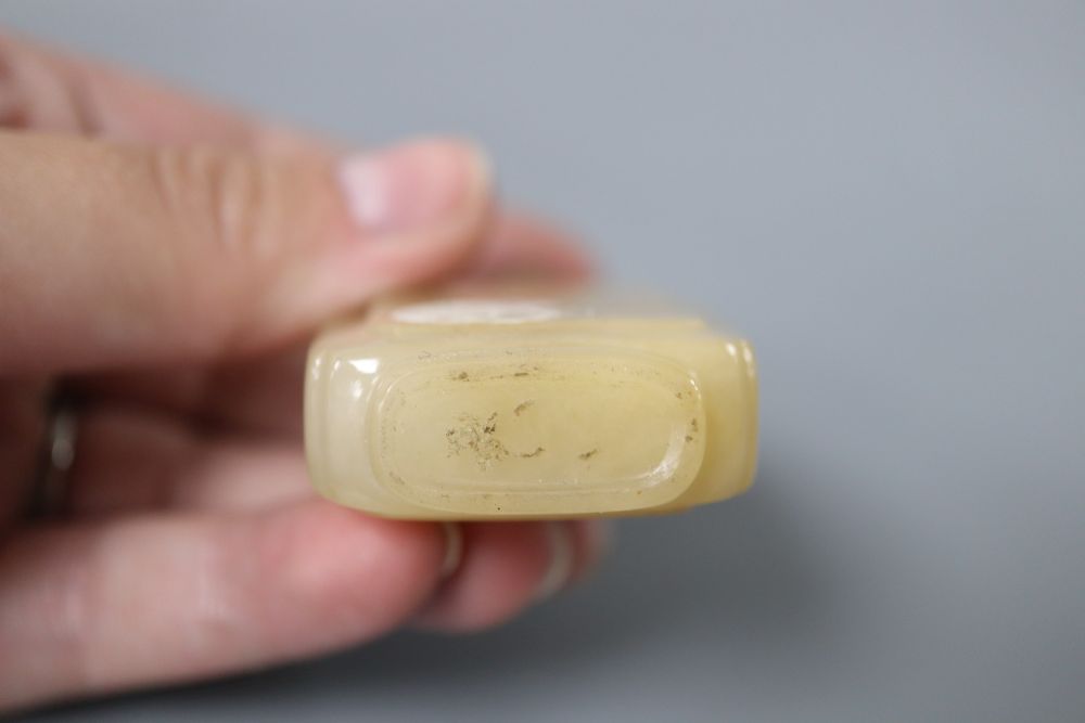 A Chinese hardstone snuff bottle, with carved ivory stopper set with a pearl, height 6.5cm